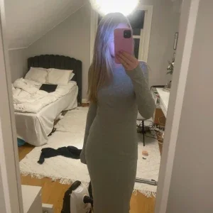Ljusgrå tight långärmad klänning