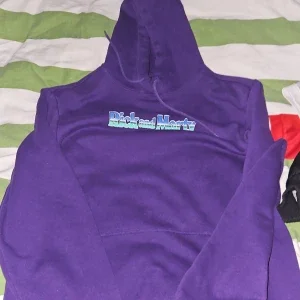 Lila Rick and Morty hoodie från H&M
