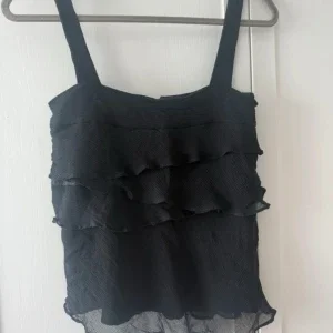 Svart volangtop från By Malene Birger