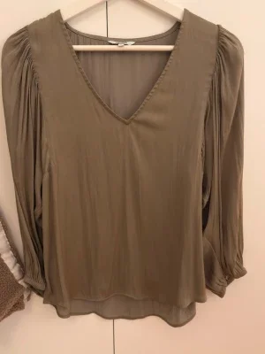 Beige blus med v-ringning från mbyM