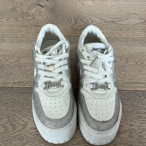 Vita och silver sneakers från Juicy Couture