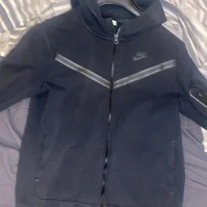 Svart Nike tech fleece
