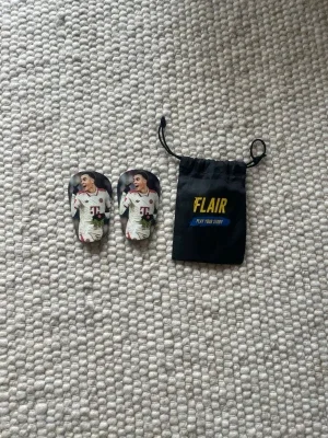 Flair benskydd med fotbollsmotiv (10cm)