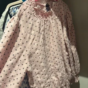 Rosa blommig blus från Neo Noir