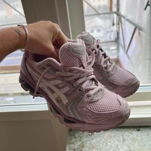 ASICS rosa sneakers med mesh och snörning