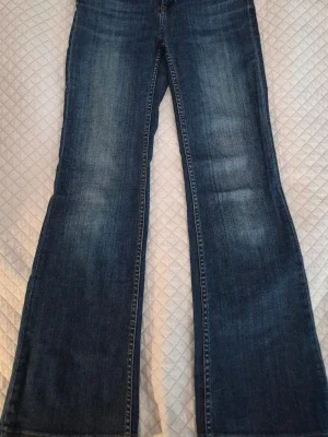 Blå bootcut jeans
