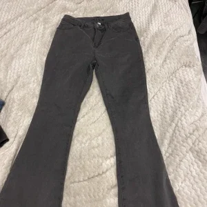 Mörkgrå bootcut jeans från Vila