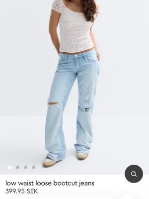 Ljusblå loose bootcut jeans