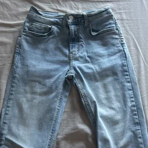 Ljusblå bootcut jeans med vida ben
