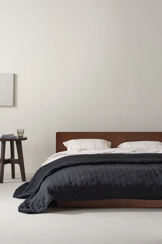 Jotex - 260 Calm Överkast Svart Bedspread - Köp Dubbelsäng hos Jotex
