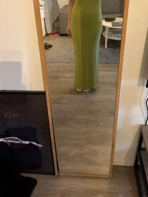 Lång grön klänning med tight passform
