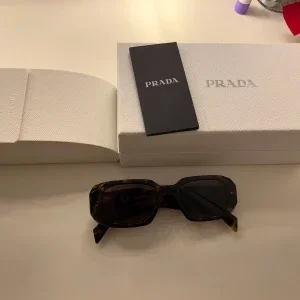 Prada solglasögon