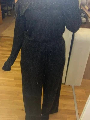 Glittrig svart byxdress från KappAhl