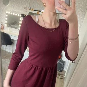 Vinröd klänning från Jeanette Biedermann