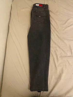 Svarta mom jeans från Tommy Jeans