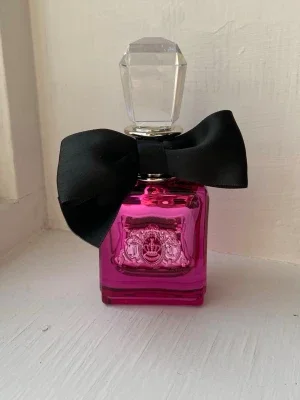 Juicy Couture parfym rosa flaska