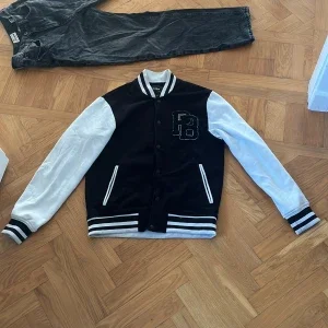 Pull and bear varsity jacka