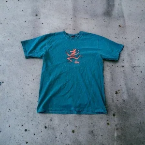 STÜSSY JESTER TEE