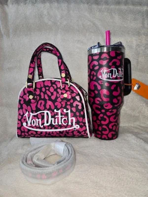 Von Dutch rosa leopard handväska och matchande termosmugg