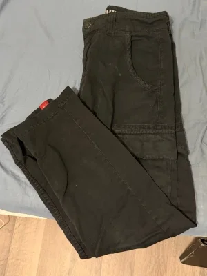 Svarta cargobyxor Alpha Industries