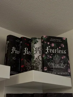 Powerless bokserie med illustrerade omslag