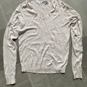 Ljusbeige v-ringad tröja från Ullared