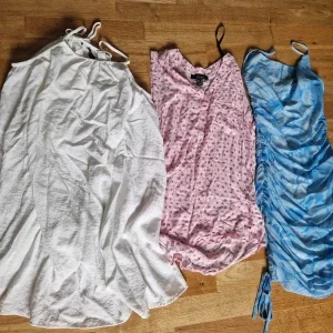 Tre sommarklänningar i vitt, rosa och blått