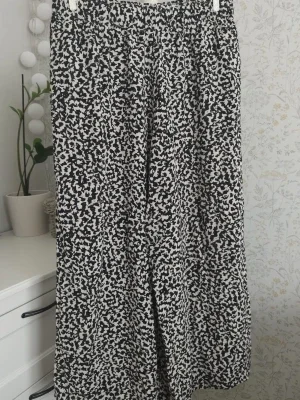 Svarta och beiga mönstrade byxor H&M