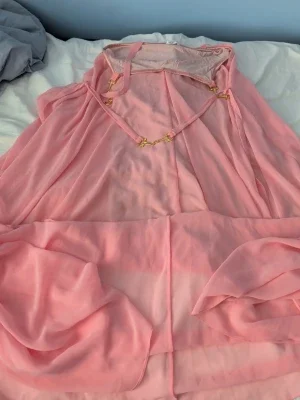 Rosa transparent klänning Ida Sjöstedt