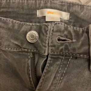 grå low waist bootcut jeans