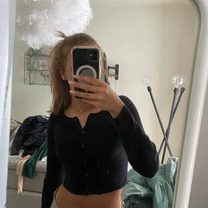 Svart långärmad pull and bear