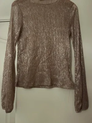 Glittrig långärmad topp i rosa
