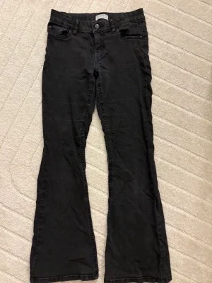Svarta lågmidjade utsvängda jeans från Lindex