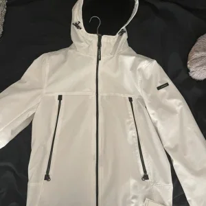 Vit regnjacka från Calvin Klein