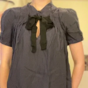 Blus med knytdetalj