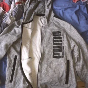 Tracksuit tröja. Puma Hoodie. Puma tröja. Märkes tröja