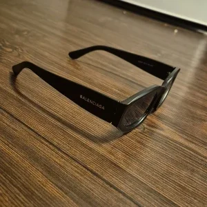Svarta Balenciaga solglasögon