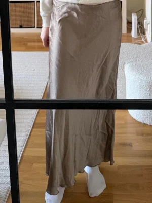 Satinkjol i maxilängd