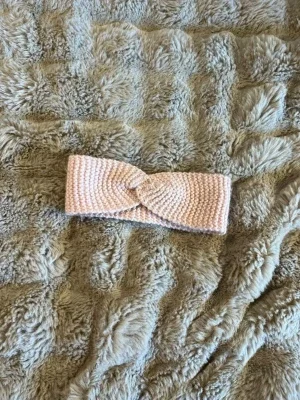 Stickat rosa pannband med twist