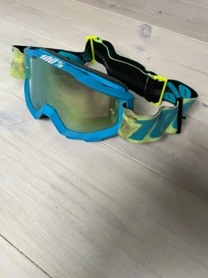 Blåa 100% crossglasögon