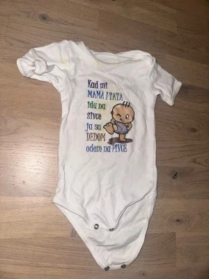 Vit babybody med rolig text och tryck Vit body, storlek 80