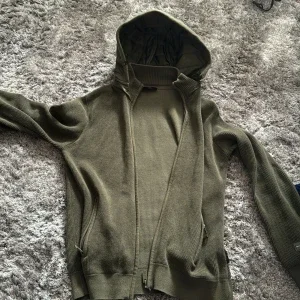 Olivgrön hoodie med dragkedja