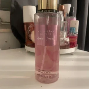 Victoria's Secret Velvet Petals Fragrance Mist