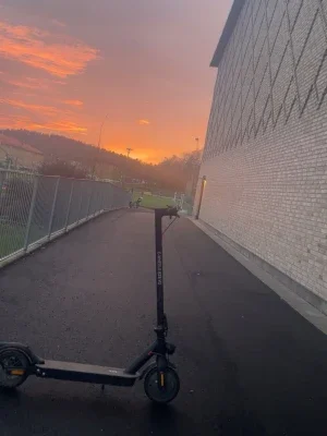 Svart elscooter E-Wheels V2