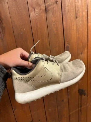 Beige Nike Roshe One sneakers