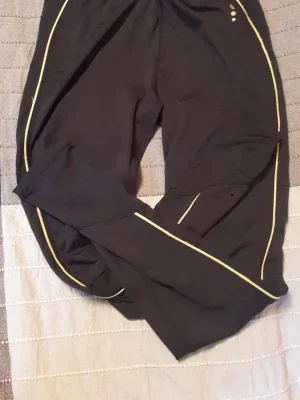 Svarta träningsbyxor med gula detaljer