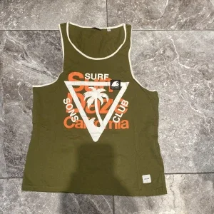 Olivgrön linnetopp från Quiksilver