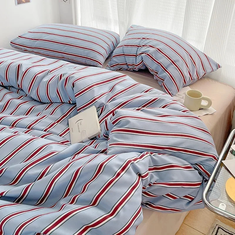 AliExpress - Schlichter rot-blau gestreifter Bettbezug und vierteiliges Bettlaken-Set mit Bettwäsche aus gewaschener Baumwolle auf dem Bett