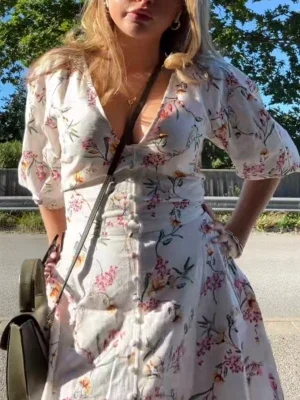 Vit blommig klänning med knappar