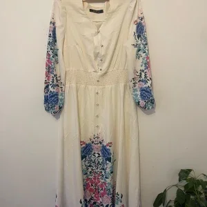 Lång blommig klänning med knappar